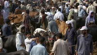 Terlihat baik pedagang maupun pembeli sibuk dengan aktivitasnya masing-masing. (AP Photo/Muhammad Sajjad)