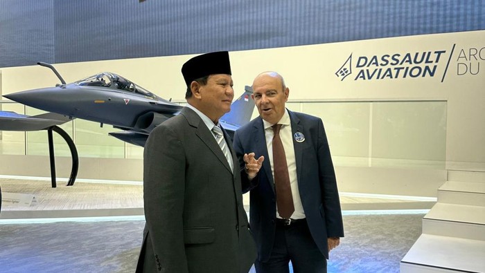 Menteri Pertahanan (Menhan) Prabowo Subianto menghadiri pameran International Paris Air Show 2023 di Le Bourget, Prancis. Dalam pameran itu, miniatur pesawat tempur Rafale untuk Indonesia dipamerkan.