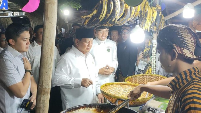 Prabowo Subianto kunjungi Pasar Kangen di Puro Mangkunegaran Solo, Jumat (23/6/2023).