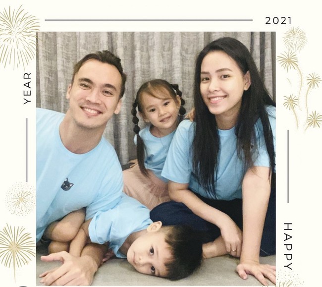 Lady Nayoan juga mengatakan telah mengetahui perselingkuhan suaminya dengan Syahnaz sejak pertengahan 2022 sebelum melahirkan. Meski demikian, mereka memiliki kesepakatan damai dan tetap terlihat romantis di Instagram. Foto: Instagram