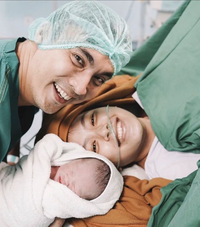 Putra bungsu mereka, Gavriel Jacob Kjaernett, lahir pada November 2022. Lady Nayoan sempat bercerita mengalami robek rahim saat melahirkan putra ketiganya. Foto: Instagram