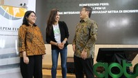 Prani Sastiono, Peneliti LPEM dan Asisten Profesor di Fakultas Ekonomi dan Bisnis Universitas Indonesia, Tanah Sullivan, Head of Sustainability Grup GoTo, dan Chaikal Nuryakin, Kepala LPEM FEB UI dalam acara peluncuran kajian terbaru Lembaga Penyelidikan Ekonomi dan Masyarakat Fakultas Ekonomi dan Bisnis Universitas Indonesia (LPEM FEB UI) terhadap mitra GoTo, di Jakarta, Jumat (23/6/2023). 