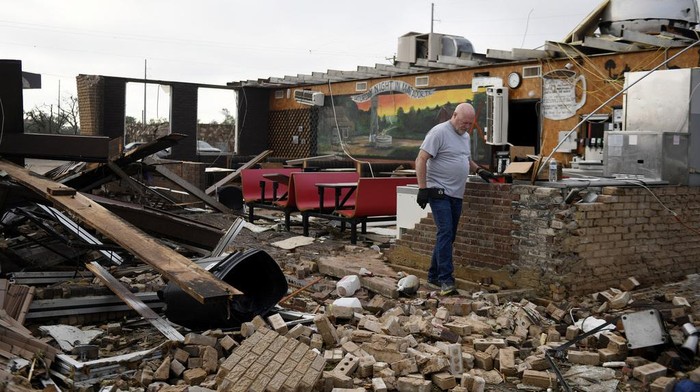 Rusak Rusak-Pohon Tumbang Diterjang Tornado di Texas Tornado menerjang Kota Matador, Texas, Amerika Serikat, Kamis (22/6/2023) waktu setempat.