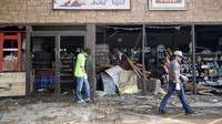 Terjangan tornado mengakibatkan kaca toko pecah. Annie Rice /Lubbock Avalanche-Journal via AP