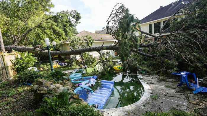 Rusak Rusak-Pohon Tumbang Diterjang Tornado di Texas Tornado menerjang Kota Matador, Texas, Amerika Serikat, Kamis (22/6/2023) waktu setempat.
