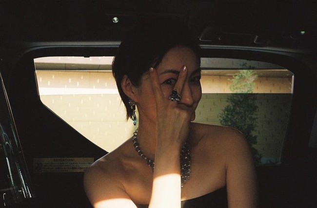 Ryoko Hirosue dan Jun Izutsu sendiri kini sudah hidup terpisah selagi menunggu proses perceraian mereka. Dikatakan jika Jun sengaja ingin mengungkap perselingkuhan istri untuk mendapat kompensasi dan hak asuh anak tanpa memberi nafkah pada Ryoko dan anak-anak mereka jika nanti bercerai.Foto: Instagram Ryoko Hirosue