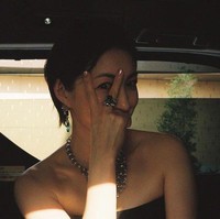 Ryoko Hirosue dan Jun Izutsu sendiri kini sudah hidup terpisah selagi menunggu proses perceraian mereka. Dikatakan jika Jun sengaja ingin mengungkap perselingkuhan istri untuk mendapat kompensasi dan hak asuh anak tanpa memberi nafkah pada Ryoko dan anak-anak mereka jika nanti bercerai.Foto: Instagram Ryoko Hirosue