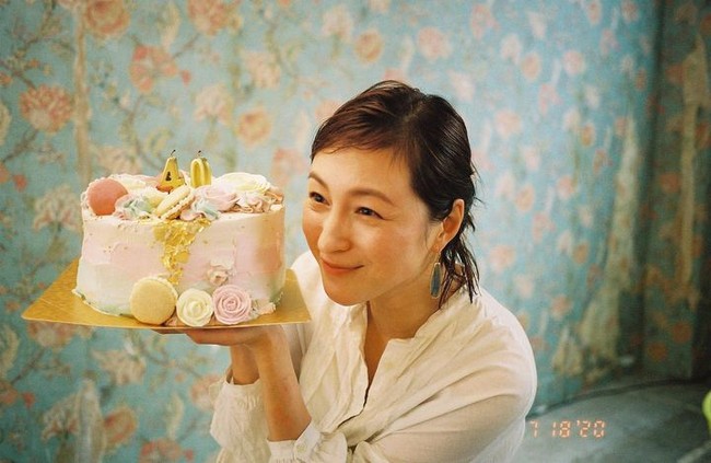 Aku tahu perusahaan dan suamiku bekerja sama untuk menjatuhkanku. Tidak mungkin diary pribadiku dan surat cinta tulis tanganku untuk Shusaku Toba bisa bocor. Suamiku, Jun Izutsu, bahkan menggelar konferensi pers sendiri tanpa memberi tahuku, ujarnya.Foto: Instagram Ryoko Hirosue