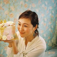 Aku tahu perusahaan dan suamiku bekerja sama untuk menjatuhkanku. Tidak mungkin diary pribadiku dan surat cinta tulis tanganku untuk Shusaku Toba bisa bocor. Suamiku, Jun Izutsu, bahkan menggelar konferensi pers sendiri tanpa memberi tahuku, ujarnya.Foto: Instagram Ryoko Hirosue