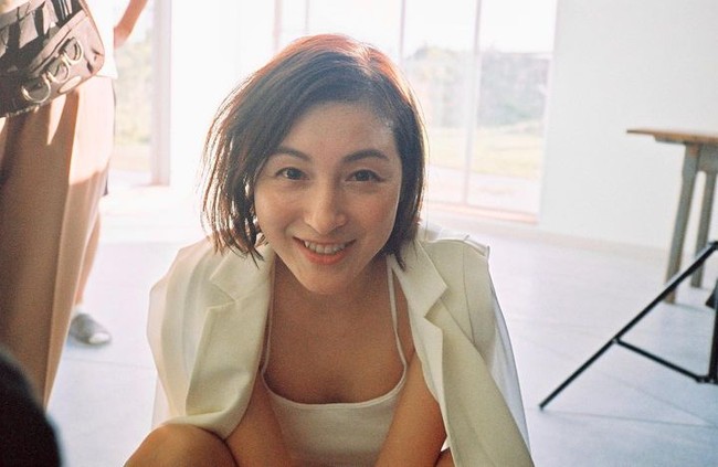 Sebelum Ryoko punya kesempatan untuk mengumumkan hubungannya dengan Shusaku, hal tersebut sudah beredar di media. Berbagai pemberitaan melaporkan Ryoko dan Shusaku yang dikatakan tertangkap di hotel. Aktris 42 tahun itu pun lagi-lagi mengaku jika itu perbuatan sang suami dan manajemen yang membuntuti mereka.Foto: Instagram Ryoko Hirosue