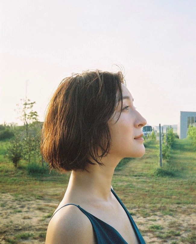 Sedangkan mengenai hubungannya dengan chef berbintang Michelin Shusaku Toba, Ryoko mengatakan jika para wakil dari perusahaan yang menaunginya beberapa kali meminta bertemu. Tapi Ryoko sendiri memang berniat untuk membuka hubungannya karena sedang dalam proses perceraian. Tapi manajemen tidak menyetujui dan meminta mereka rujuk.Foto: Instagram Ryoko Hirosue