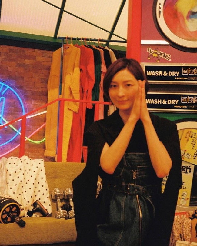 Di 2014, setelah foto-fotonya terekspos dan sampai ke rumah Takeru Satoh, kami mengadakan pertemuan dengan orang-orang yang terkait. Suamiku dan perusahaan memutuskan untuk membuatnya besar setelah Takeru Satoh membayar cukup banyak uang untuk membuat merek diam, katanya dalam wawancara dengan Weekly Bunshun.Foto: Instagram Ryoko Hirosue