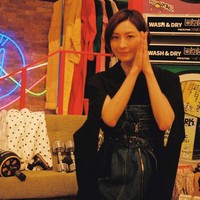 Di 2014, setelah foto-fotonya terekspos dan sampai ke rumah Takeru Satoh, kami mengadakan pertemuan dengan orang-orang yang terkait. Suamiku dan perusahaan memutuskan untuk membuatnya besar setelah Takeru Satoh membayar cukup banyak uang untuk membuat merek diam, katanya dalam wawancara dengan Weekly Bunshun.Foto: Instagram Ryoko Hirosue