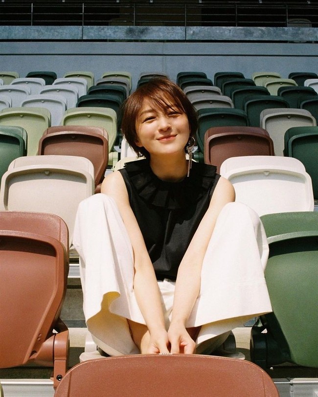 Ryoko Hirosue dilaporkan pernah terlibat dalam empat hubungan di luar pernikahan, termasuk dengan aktor Takeru Satoh dan chef Shusaku Toba selagi menikah dengan Jun Izutsu. Meski mengakui kesalahannya, baru-baru ini ia menyebut jika terungkapnya perselingkuhan tersebut adalah ulah sang suami dan manajemen untuk mendapatkan uang dari para selingkuhannya.Foto: Instagram Ryoko Hirosue