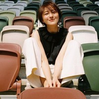 Ryoko Hirosue dilaporkan pernah terlibat dalam empat hubungan di luar pernikahan, termasuk dengan aktor Takeru Satoh dan chef Shusaku Toba selagi menikah dengan Jun Izutsu. Meski mengakui kesalahannya, baru-baru ini ia menyebut jika terungkapnya perselingkuhan tersebut adalah ulah sang suami dan manajemen untuk mendapatkan uang dari para selingkuhannya.Foto: Instagram Ryoko Hirosue