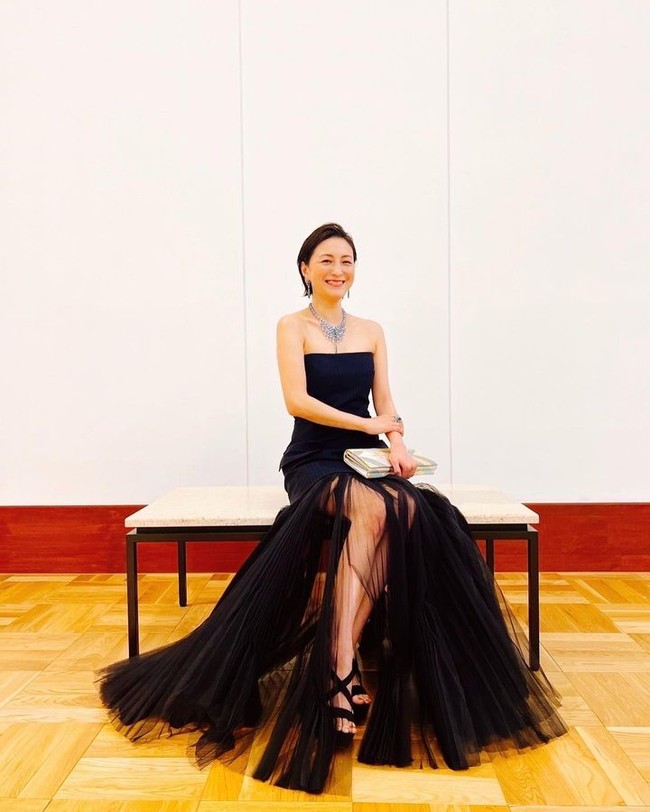 Sedangkan karier Ryoko sendiri tidak terlalu bagus setelah sejumlah berita perselingkuhannya. Ia mendapat banyak kritikan dari publik dan berbagai brand berhenti bekerja sama dengan pemain drama Long Vacation tersebut. Ryoko pun harus membayar kompensasi kepada mereka. Foto: Instagram Ryoko Hirosue