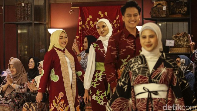 Batik yang lahir dari tangan ibu-ibu yang direlokasi ke rusun Marunda kini semakin dikenal.  