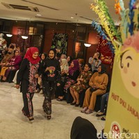 Pagelaran busana yang didukung oleh Dekranasda DKI Jakarta tersebut menampilkan karya perajin yang telah mengikuti program inkubasi di Prodi Fashion Design Universitas Bina Nusantara Jakarta sebagai salah satu upaya pengembangan bersama.  