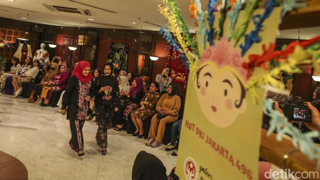 Pagelaran busana yang didukung oleh Dekranasda DKI Jakarta tersebut menampilkan karya perajin yang telah mengikuti program inkubasi di Prodi Fashion Design Universitas Bina Nusantara Jakarta sebagai salah satu upaya pengembangan bersama.  
