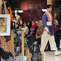 Peragaan busana Batik Marunda menampilkan pakaian siap pakai (ready to wear).  