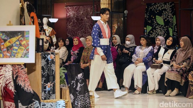 Peragaan busana Batik Marunda menampilkan pakaian siap pakai (ready to wear).  