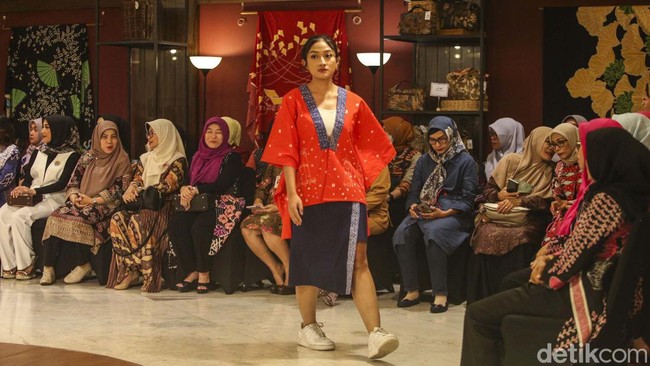 Model tampak berlenggak-lengok dengan busan batik yang menawan.  