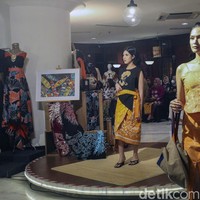 Usai diperagakan batik-batik ini juga sudah dapat dibeli lho.  