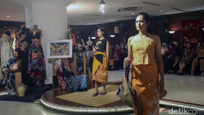 Usai diperagakan batik-batik ini juga sudah dapat dibeli lho.  