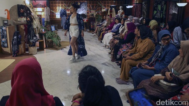 Model memperagakan busana di Alun-alun Indonesia, Grand Indonesia, Jakarta, Jumat (23/6/2023).  