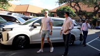 Tiga WNA yang melaporkan FLC ke Polda Bali, yakni Luca Simioni asal Swiss, Barry Pullen dari Inggris, dan Carlo Karol Bonati yang berkebangsaan Italia.