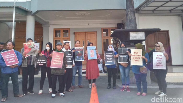 Sejumlah wali murid di Kota Malang protes anaknya tidak bisa masuk SMP Negeri gegara zonasi.