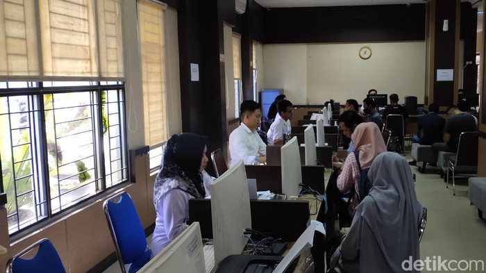 Sejumlah warga Palembang terlihat sedang mengurus administrasi kependudukan di kantor Disdukcapil Kota Palembang