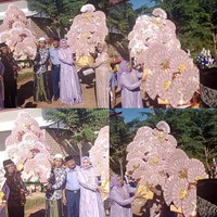 Kemudian perabotan rumah tangga yang memakai bahan kayu jati total Rp 250 juta. Orang tua mempelai pria sengaja membuat acara resepsi pernikahan mewah, hanya ingin membahagiakan anaknya. Karena momen pernikahan sekali seumur hidup.Iya memang pernikahan anak saya yang kemarin sempat viral di TikTok yang berlangsung di Sumenep. Seserahannya ratusan juta dalam berbentuk uang tunai, mobil baru, isi rumah dan perhiasan, ungkap Riyan selaku orang tua pengantin pria. Foto: Dok. TikTok @riyanputramadura.