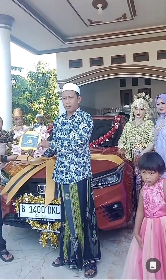 Pernikahan tersebut digelar pada 1 Mei 2023 di Pulau Sapudi, berjarak empat jam perjalanan laut dari kota Sumenep. Masyarakat setempat kerap membuat acara pernikahan yang mewah dan heboh. Foto: Dok. TikTok @riyanputramadura.