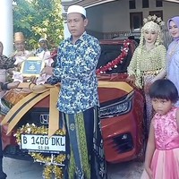 Pernikahan tersebut digelar pada 1 Mei 2023 di Pulau Sapudi, berjarak empat jam perjalanan laut dari kota Sumenep. Masyarakat setempat kerap membuat acara pernikahan yang mewah dan heboh. Foto: Dok. TikTok @riyanputramadura.