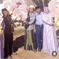 Buket uang itu berukuran jumbo hingga menutupi tubuh orang dewasa. Ada dua buket uang yang berukuran jumbo dan satu lagi berukuran sedang. Selain itu ada logo kunci mobil. “Penyerahan dr besan Lamaran #lamaranmadura #lamaran #sepudi #sumenepmadura #lamaranviral2023 #lamaranviral, tulis akun TikTok @riyanputramadura. Foto: Dok. TikTok @riyanputramadura.