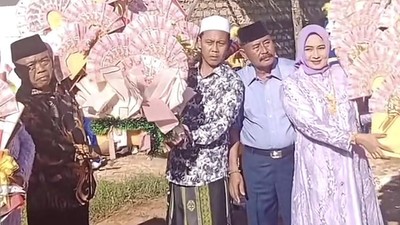 Foto: Pernikahan di Madura Viral, Seserahan Buket Uang Raksasa & Mobil