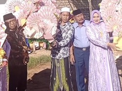 Foto: Pernikahan di Madura Viral, Seserahan Buket Uang Raksasa & Mobil