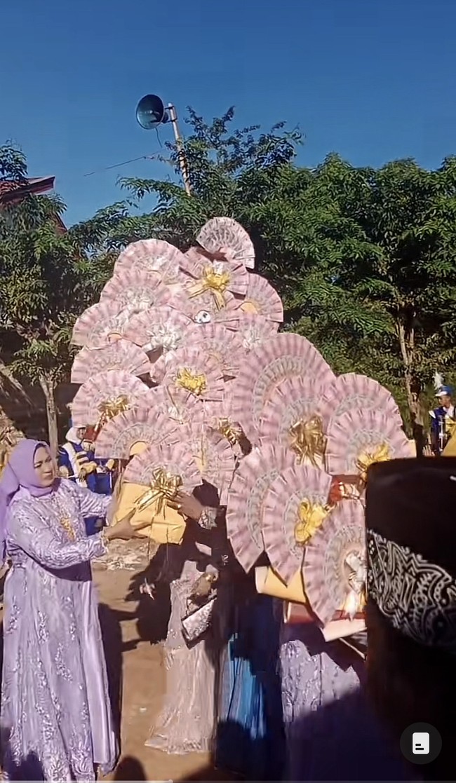 Video tentang seserahan pernikahan itu diunggah oleh akun TikTok @riyanputramadura. Dalam video yang diungga tampak keluarga rombongan pengantin pria membawa buket uang tunai pecahan Rp 100 ribu dibentuk seperti kipas. Foto: Dok. TikTok @riyanputramadura.