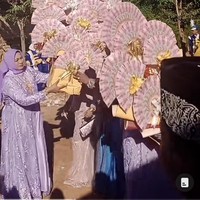 Video tentang seserahan pernikahan itu diunggah oleh akun TikTok @riyanputramadura. Dalam video yang diungga tampak keluarga rombongan pengantin pria membawa buket uang tunai pecahan Rp 100 ribu dibentuk seperti kipas. Foto: Dok. TikTok @riyanputramadura.