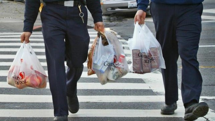 Hari Bebas Kantong Plastik Sedunia diperingati setiap 3 Juli. Tujuannya sebagai kampanye kepada masyarakat untuk mengurangi penggunaan plastik sekali pakai.