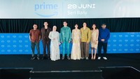 Pemain, produser, sutradara, dan penulis serial Sabtu Bersama Bapak dalam acara penayangan perdana serial Sabtu Bersama Bapak di Senayan Park, Jakarta, Kamis (22/6/2023).  