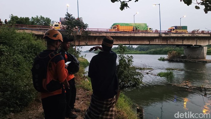 Seseorang diduga laki-laki lompat dari Jembatan Semampir Kota Kediri diduga sengaja bunuh diri.