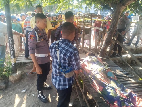 Sopir truk bernama Arson ditemukan tak bernyawa di bale-bale di halaman rumah warga saat mengantre pengisian BBM di SPBU Prundi Sernaru, Kelurahan Wae Kelambu, Labuan Bajo, Jumat (23/6/2023). (Foto: Istimewa)
