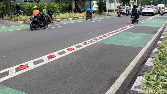 Stick cone jalur sepeda di Sabang Jakpus hilang. (Fathia/detikcom)