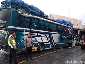 Tabrakan Bus Intra vs PMTOH di Rohil Riau, Jalanan Macet Parah 9 Km
