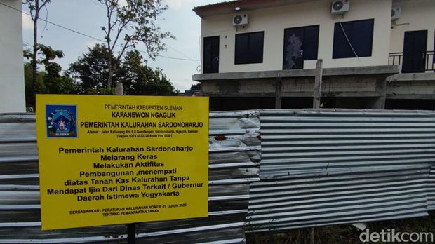 Satpol PP DIY segel tiga kompleks perumahan yang berdiri di lahan tanah kas desa di Sardonoharjo, Ngaglik, Sleman, Jumat (23/6/2023).
