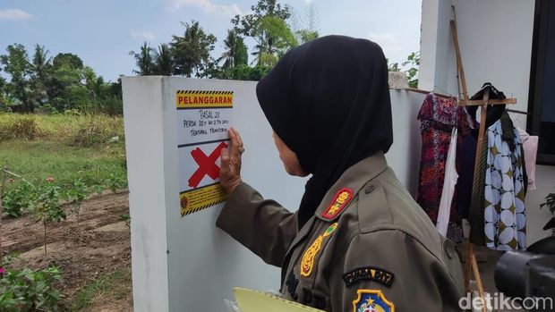 Satpol PP DIY segel tiga kompleks perumahan yang berdiri di lahan tanah kas desa di Sardonoharjo, Ngaglik, Sleman, Jumat (23/6/2023).