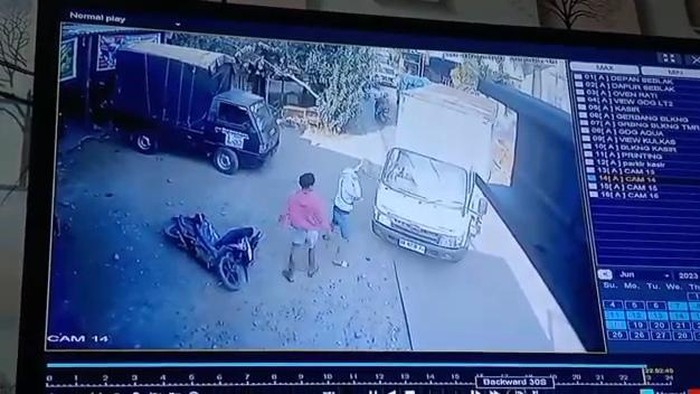 Tangkapan layar pemotor ngamuk hingga mengeluarkan senjata tajam di jalanan Kudus.