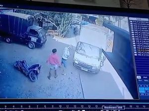 Pemotor di Kudus Ngamuk Usai Tabrak Truk, Keluarkan Sajam-Pecahkan Kaca